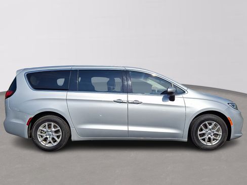 Used 2023 Chrysler Pacifica Touring-L FWD image 7