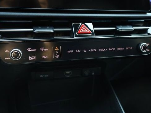 Used 2023 Kia Niro EX image 21