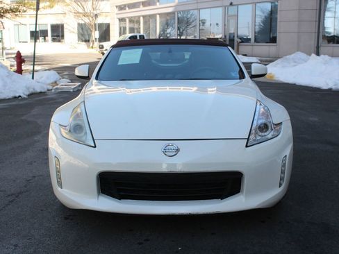 Used 2014 Nissan 370Z Touring image 3