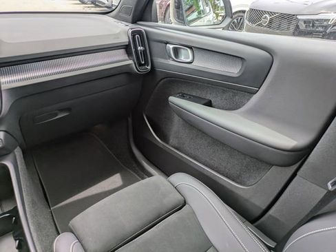 Used 2025 Volvo XC40 B5 Plus AWD/4WD image 22