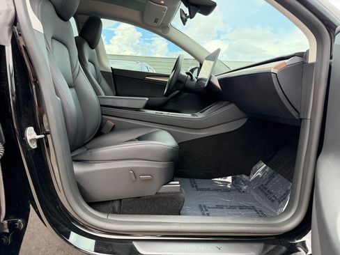 Used 2025 Tesla Model Y Long Range AWD/4WD image 30