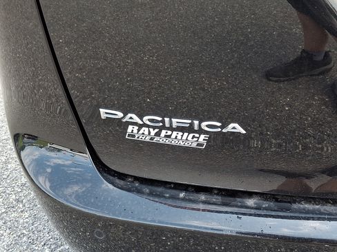 Used 2023 Chrysler Pacifica Touring-L FWD image 32