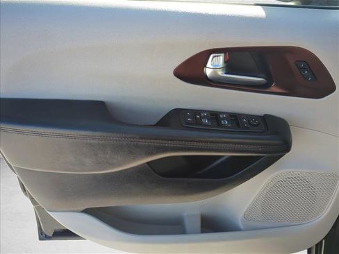 Used 2020 Chrysler Pacifica Limited image 10