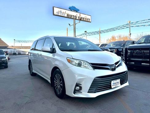 Used 2020 Toyota Sienna XLE image 1