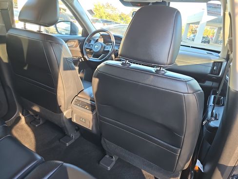 Used 2022 Nissan Pathfinder SL w/ SL Black Package image 12