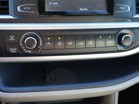 Used 2017 Toyota Highlander LE FWD image 34