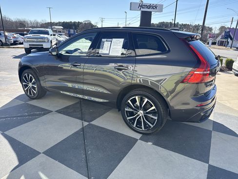 Used 2025 Volvo XC60 B5 Plus image 8