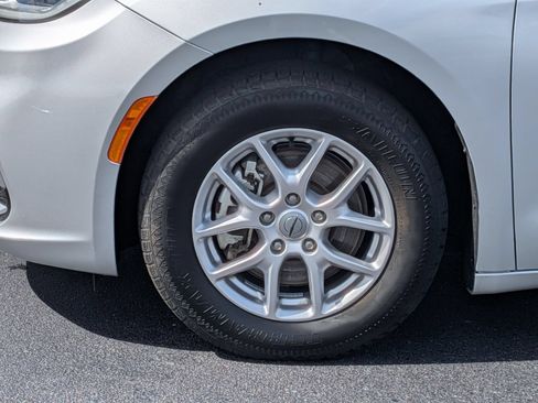 Used 2024 Chrysler Pacifica Touring-L FWD image 10