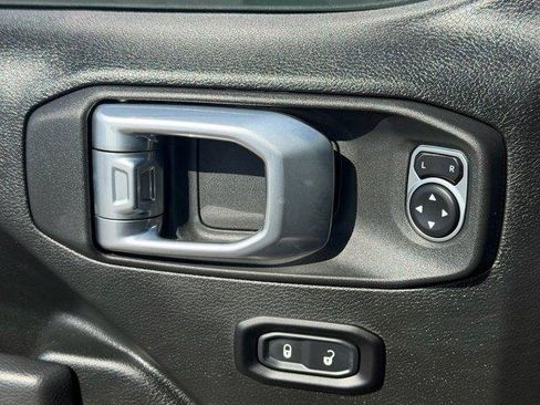 Used 2025 Jeep Gladiator Sport AWD/4WD image 18