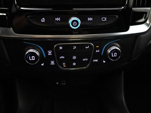 Used 2023 Chevrolet Traverse LT w/ LT Premium Package AWD/4WD image 32