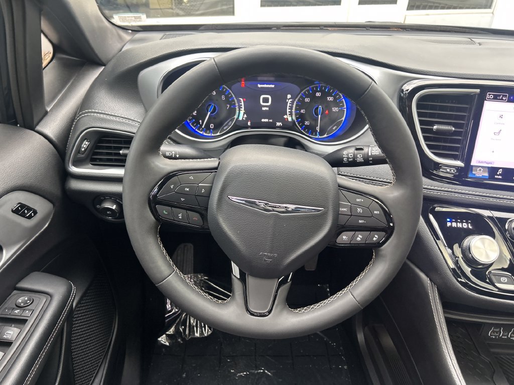 Used 2025 Chrysler Pacifica Limited FWD image 17
