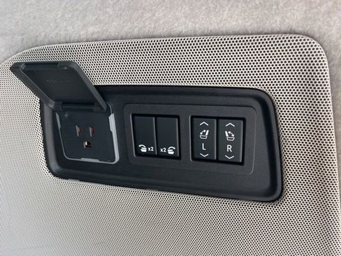 Used 2023 Cadillac Escalade ESV Premium Luxury Platinum image 6