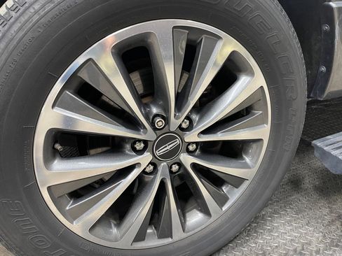 Used 2016 Lincoln Navigator Select RWD image 40