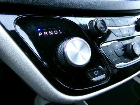 Used 2019 Chrysler Pacifica Touring-L image 21