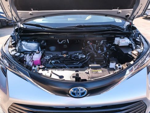 Certified 2024 Toyota Sienna XLE FWD image 31