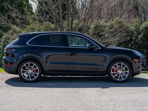 Used 2024 Porsche Cayenne S image 8
