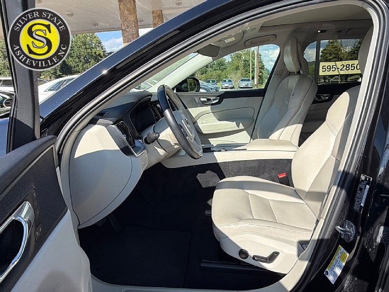 Used 2018 Volvo XC60 T5 Momentum w/ Vision Package AWD/4WD image 11