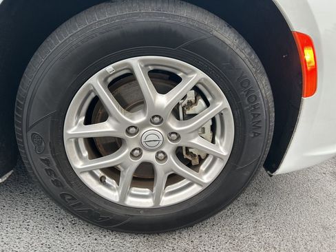 Used 2025 Chrysler Pacifica Select image 10