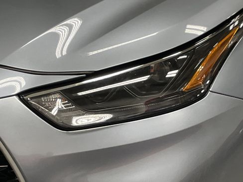 Used 2023 Toyota Highlander XLE FWD image 6
