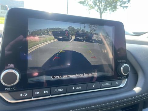 Used 2025 Nissan Rogue SV FWD image 27