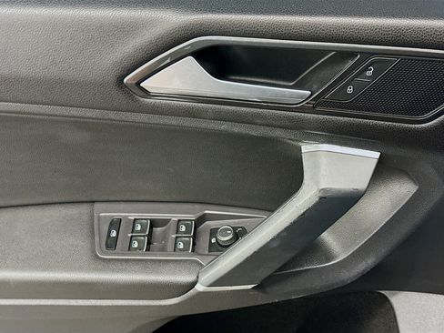 Used 2018 Volkswagen Tiguan SE AWD/4WD image 15