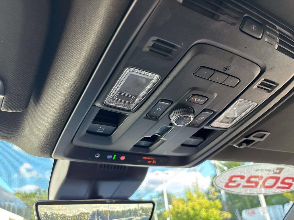 Used 2023 GMC Yukon Denali Ultimate AWD/4WD image 34