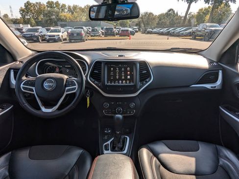 Used 2017 Jeep Cherokee Trailhawk w/ Cold Weather Group AWD/4WD image 5