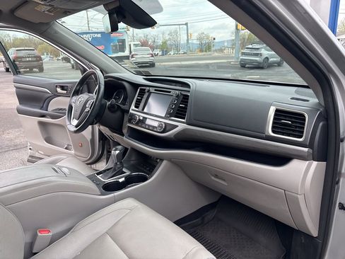 Used 2017 Toyota Highlander Limited image 34