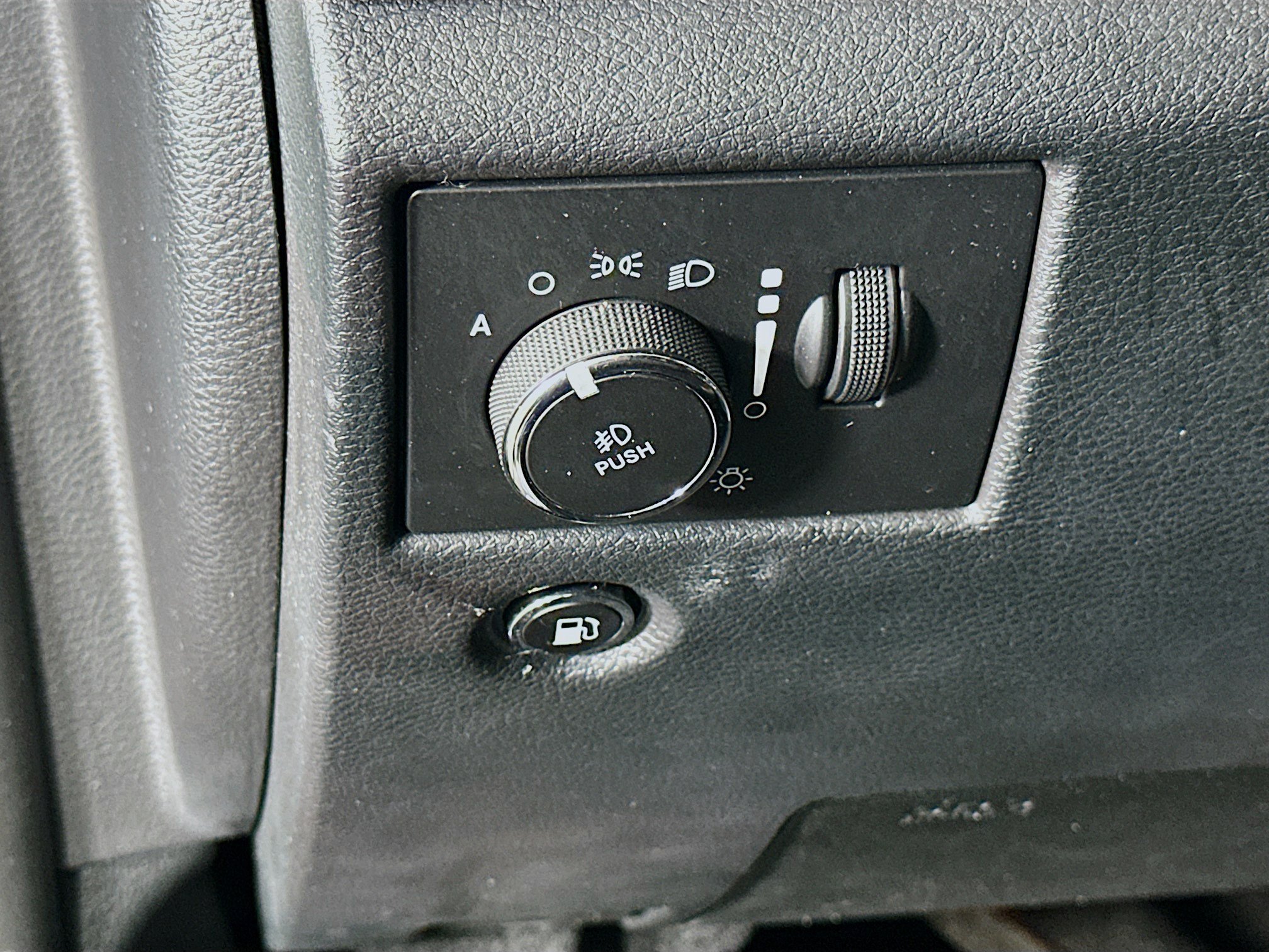 Used 2020 Jeep Grand Cherokee Limited AWD/4WD image 17