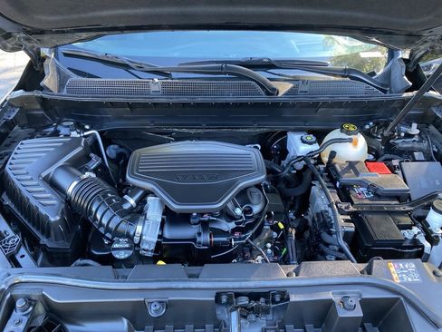 Used 2022 GMC Acadia AT4 w/ Technology Package image 32