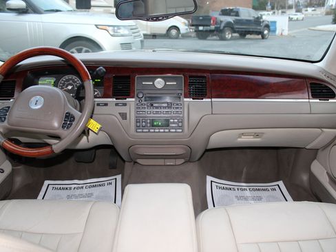 Used 2003 Lincoln Town Car Signature image 12
