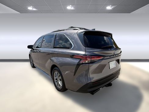 Used 2021 Toyota Sienna XLE FWD image 3