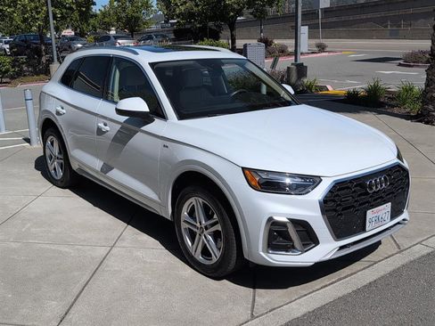 Used 2023 Audi Q5 e Premium w/ Convenience Package image 4