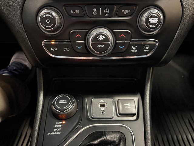 Used 2022 Jeep Cherokee Latitude Lux w/ Mopar Interior Package AWD/4WD image 22