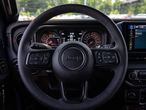 Used 2025 Jeep Wrangler Unlimited Rubicon AWD/4WD image 30