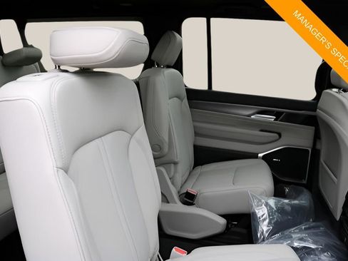 New 2025 Jeep Wagoneer L Series II AWD/4WD image 19