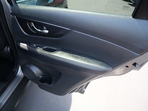 Used 2018 Nissan Rogue SV FWD image 25