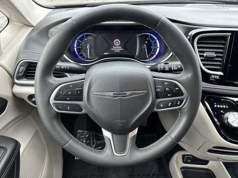 Certified 2023 Chrysler Pacifica Touring-L image 11