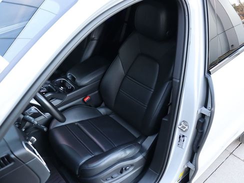 Used 2022 Porsche Cayenne Platinum Edition image 35