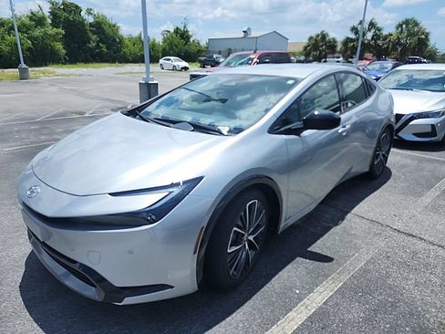 Used 2025 Toyota Prius XLE FWD image 5