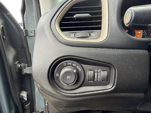 Used 2017 Jeep Renegade Latitude w/ Popular Equipment Group FWD image 6