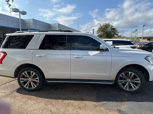 Used 2019 Ford Expedition XLT w/ Equipment Group 202A RWD image 4