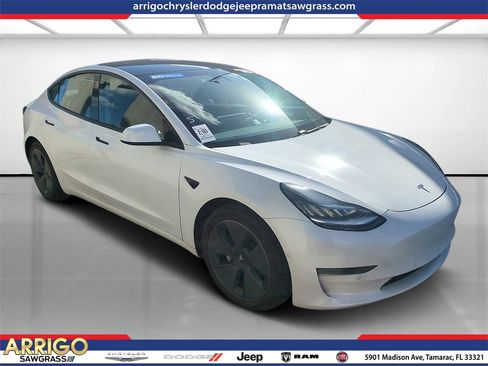 Used 2021 Tesla Model 3 Standard Range Plus image 1