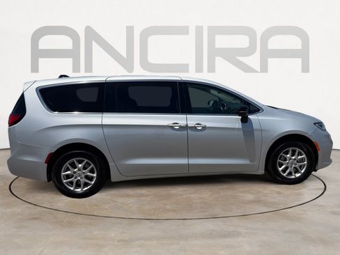 Used 2024 Chrysler Pacifica Touring-L FWD image 12