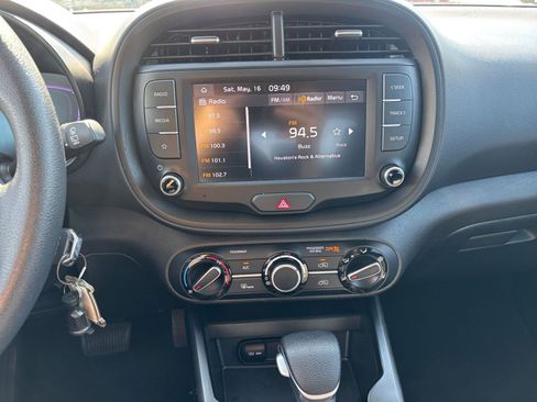 Used 2025 Kia Soul LX w/ LX Technology Package FWD image 17