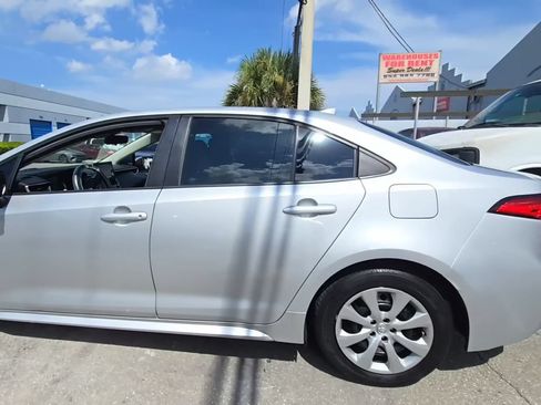 Used 2021 Toyota Corolla LE FWD image 2