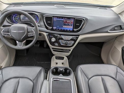 Used 2024 Chrysler Pacifica Select image 19