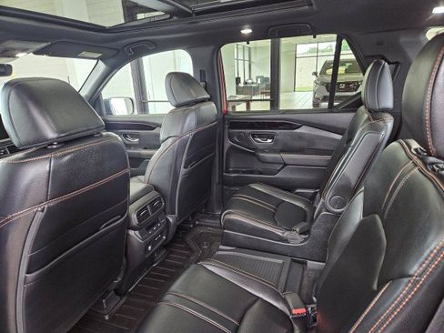 Used 2025 Honda Pilot TrailSport image 8