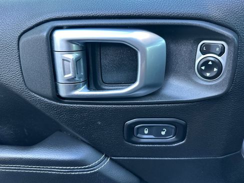 Used 2020 Jeep Gladiator Overland image 11