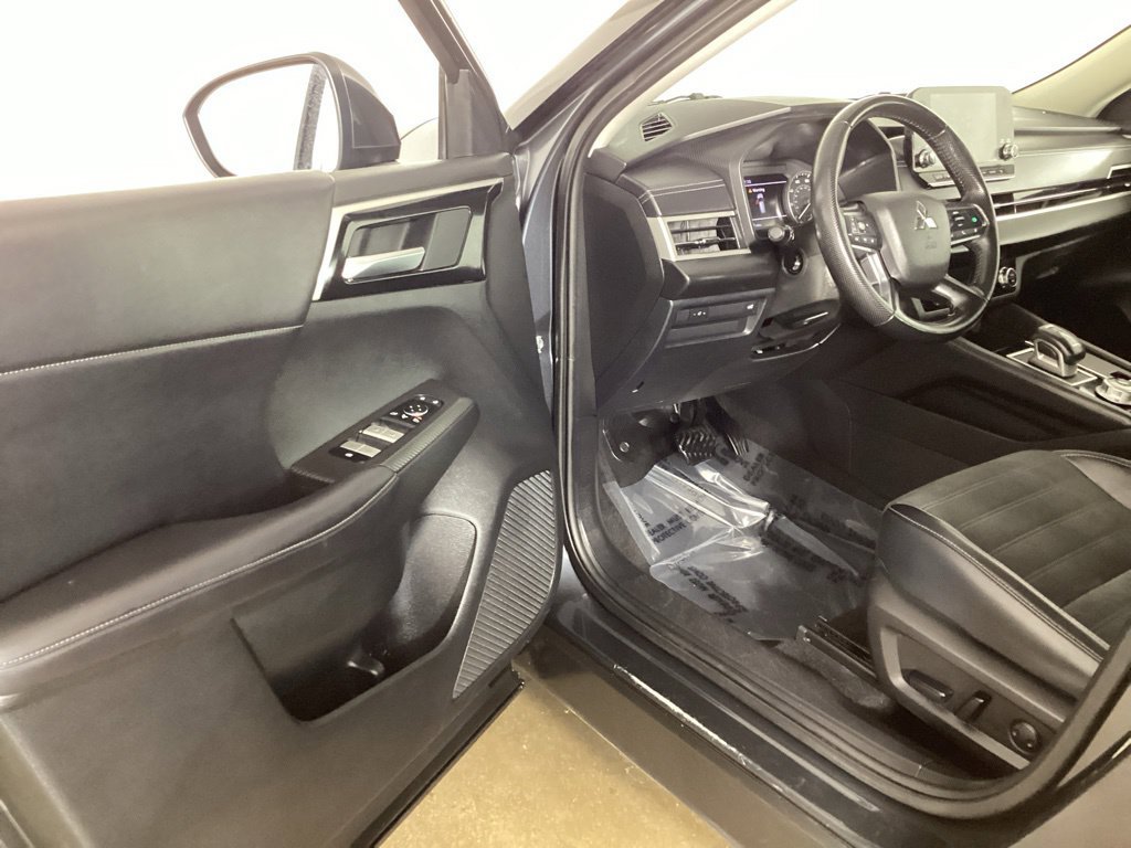 Used 2024 Mitsubishi Outlander SE Black Edition FWD image 9